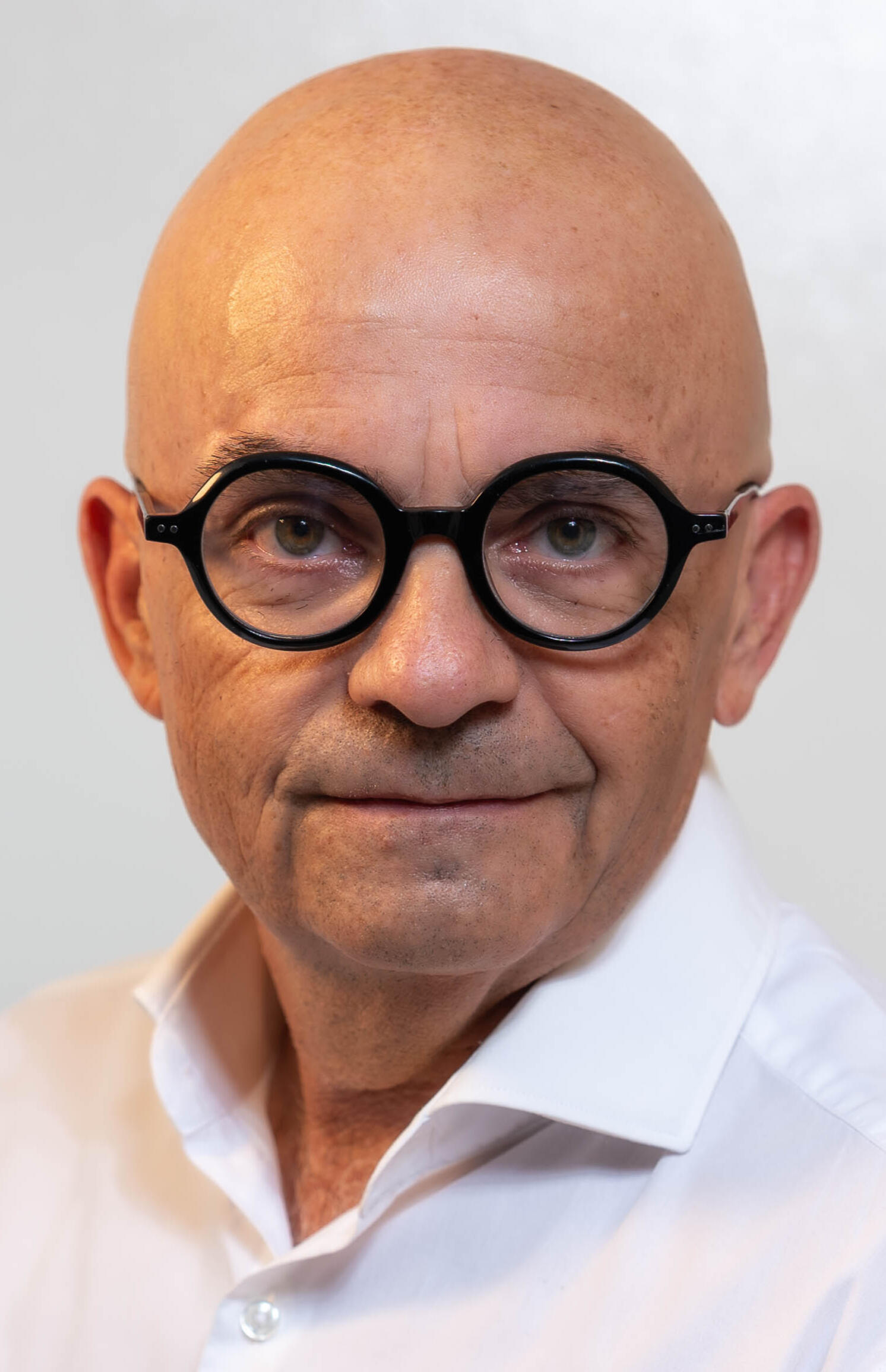 A picture of Dr. Dan J. Gelvan (Dan Gelvan), a health economist specializing in health economics for start-up and founders. His unique approach transforms the understandings of health economics generally experienced in the commercial stages of the product